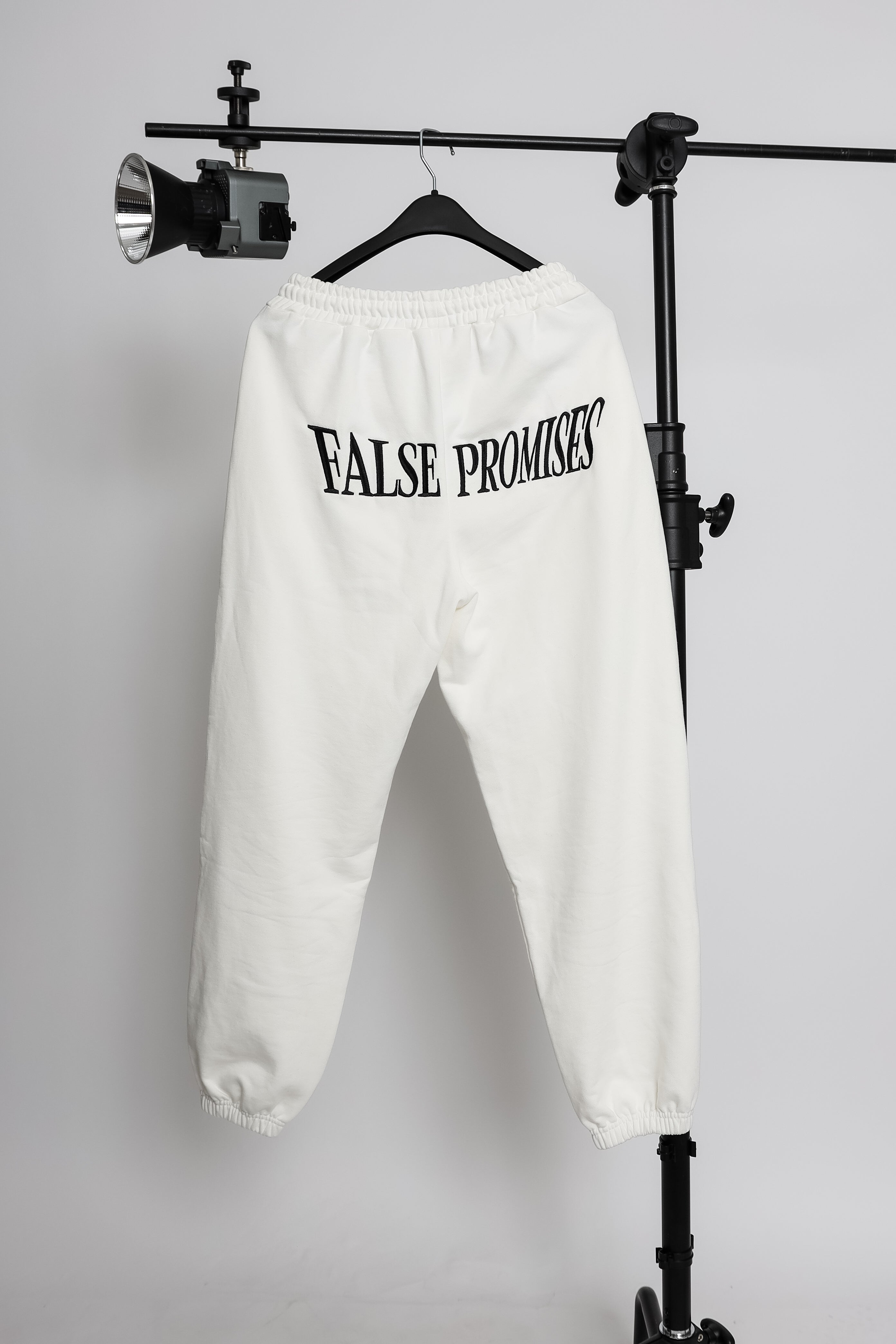 WHITE CXFFED SWEATS