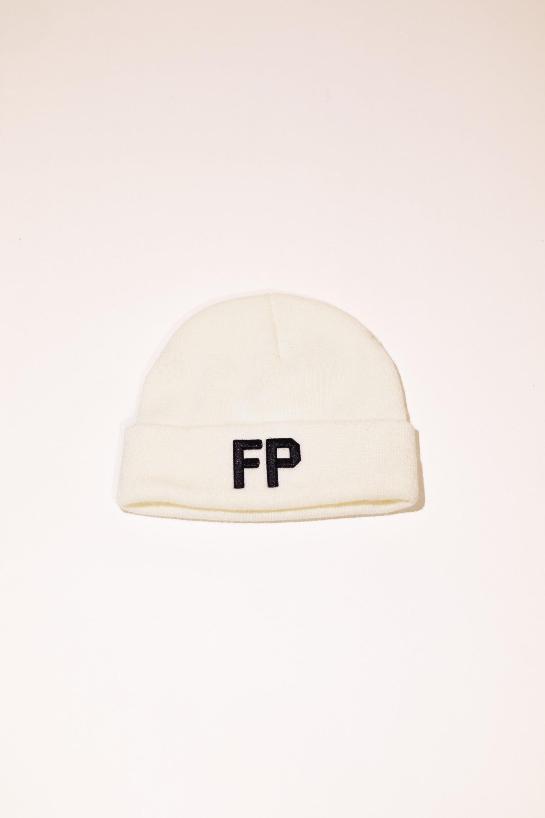 FP BLACK ON WHITE KNITTED BEANIE