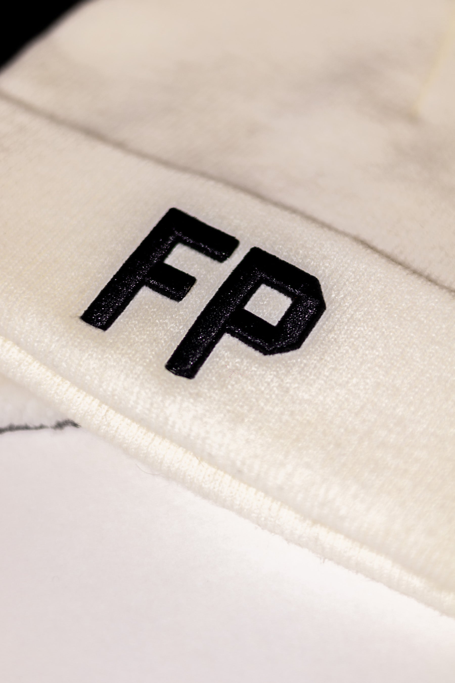 FP BLACK ON WHITE KNITTED BEANIE